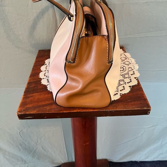 Womens Guess Satchel Purse. Lots of compartments. NWOT - Picture 3 of 7